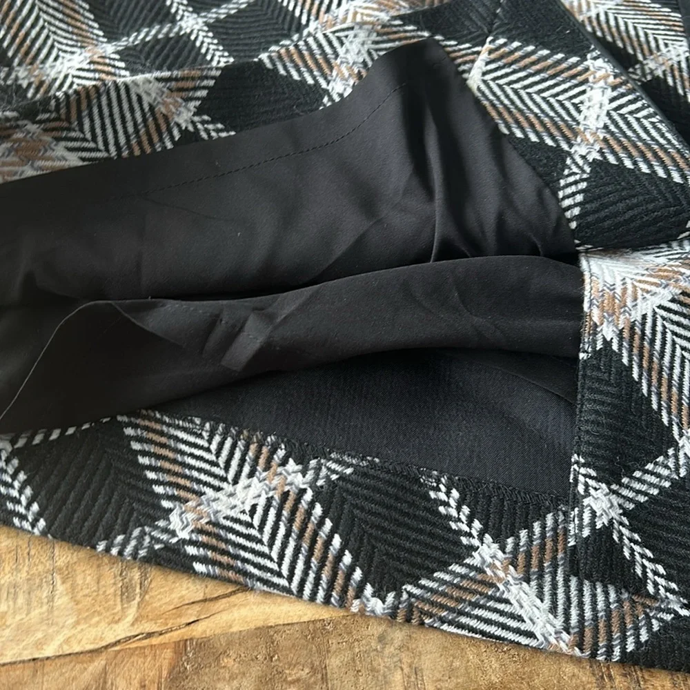 White House Black Market Black and White Plaid Skirt - Picture 4 of 8